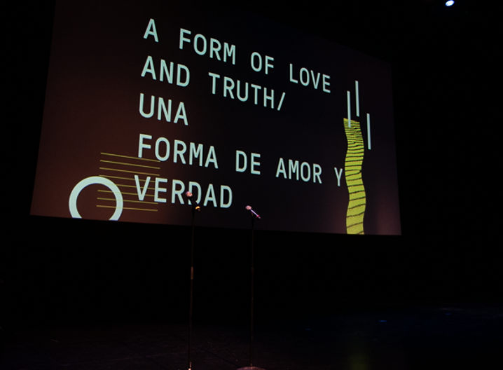 digital screan that says a form of love and truth una forma de amor y verdad