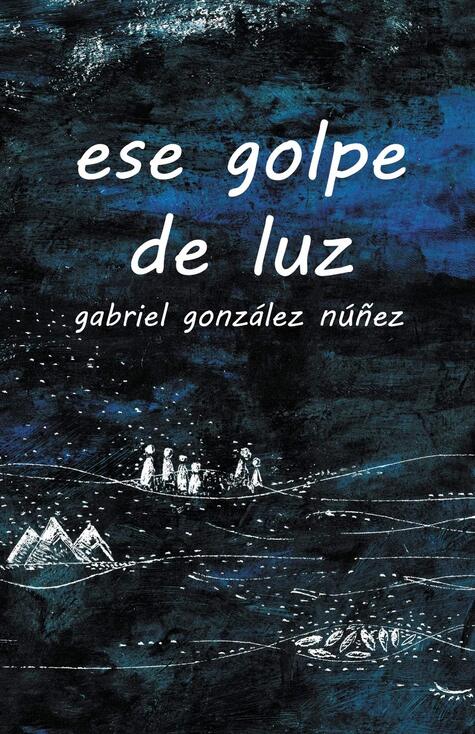 Front cover of book titled ese golpe de luz. There is dark on the cover and what seems to be a group of people standing
