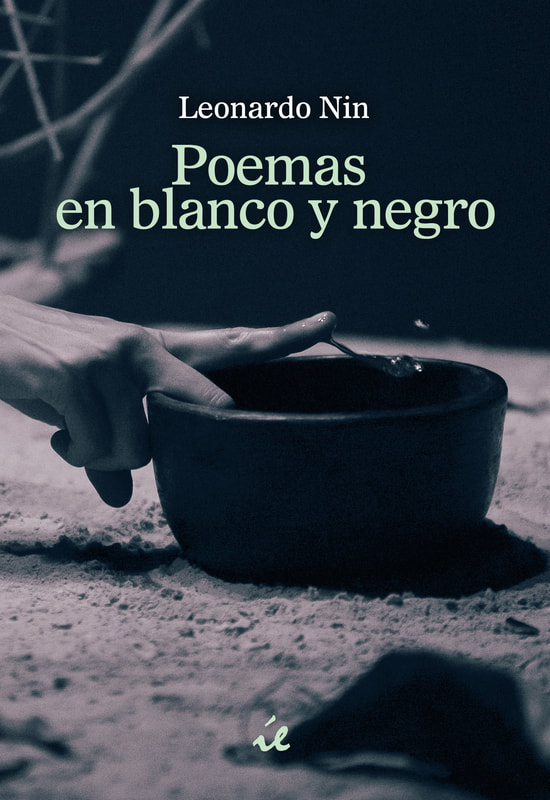 The front cover of the book Poemas en blanco y negro. A woman's fingers are inside a bowl